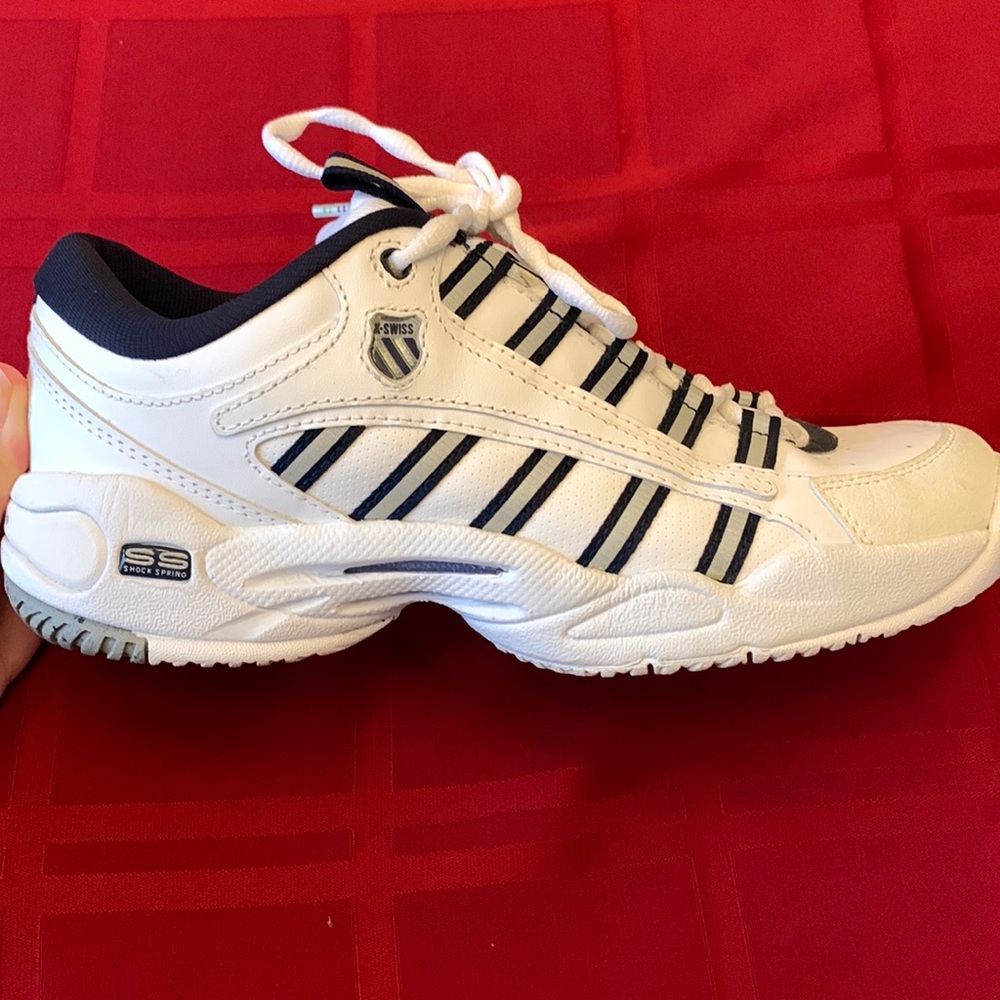 Womens size 8 K Swiss Tennis shoes Like NEW!